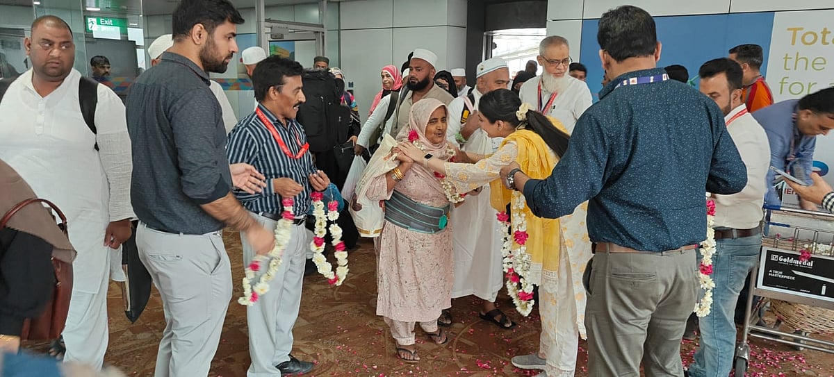 حجاج کرام کی وطن واپسی شروع، دہلی ایئرپورٹ پر چیئرپرسن کوثر جہاں نے کیا والہانہ استقبال