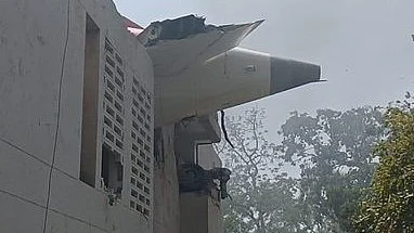 <div class="paragraphs"><p>بی جے میڈیکل کالج کی چھت پر نظر آ رہا حادثہ زدہ طیارہ کا پچھلا حصہ، ویڈیو گریب</p></div>