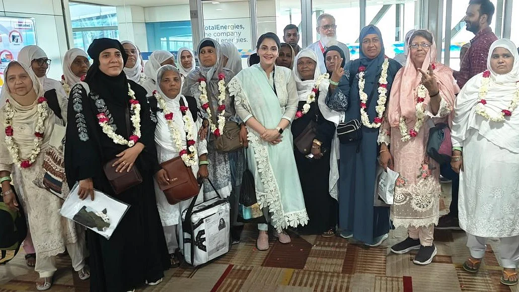 <div class="paragraphs"><p>بغیر محرم حج کرنے والی خواتین وطن واپسی کے بعد دہلی حج کمیٹی کی چیئرپرسن کوثر جہاں کے ساتھ</p></div>
