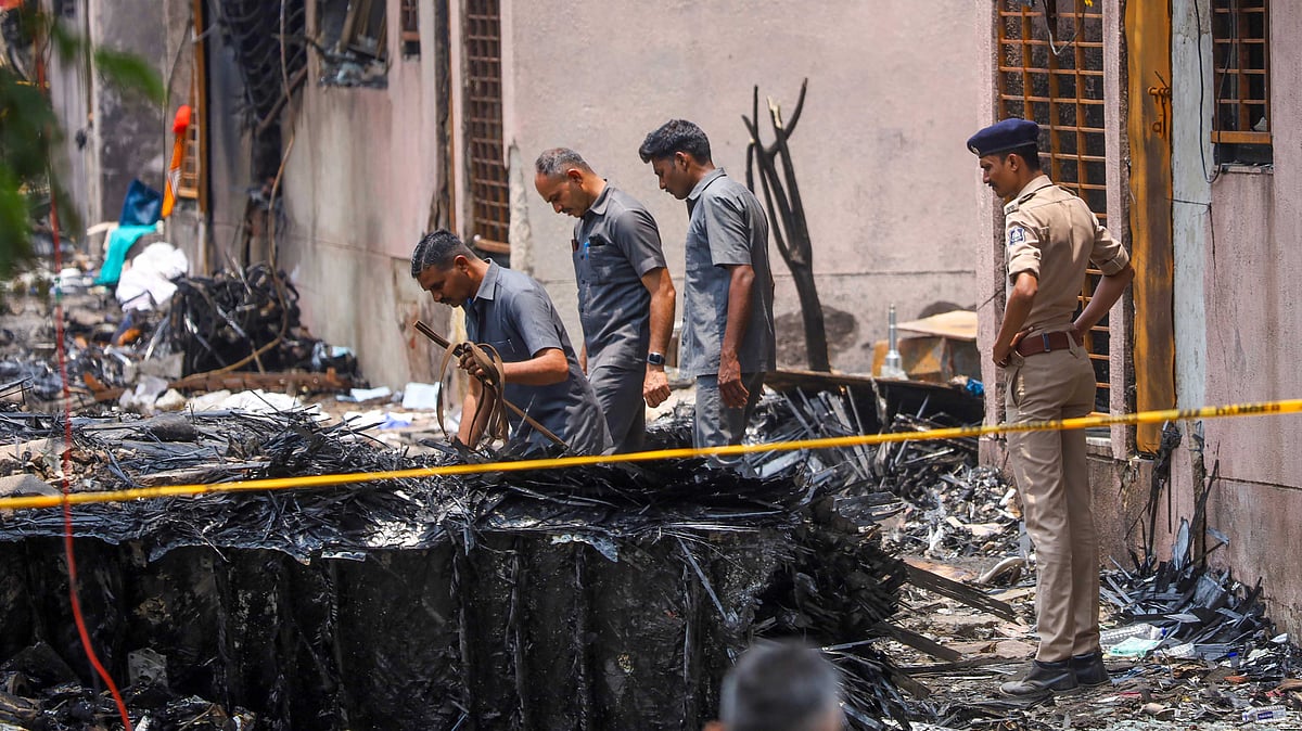 <div class="paragraphs"><p>احمد آباد طیارہ حادثہ کا معائنہ کرتی تحقیقاتی ٹیم / آئی اے این ایس</p></div>