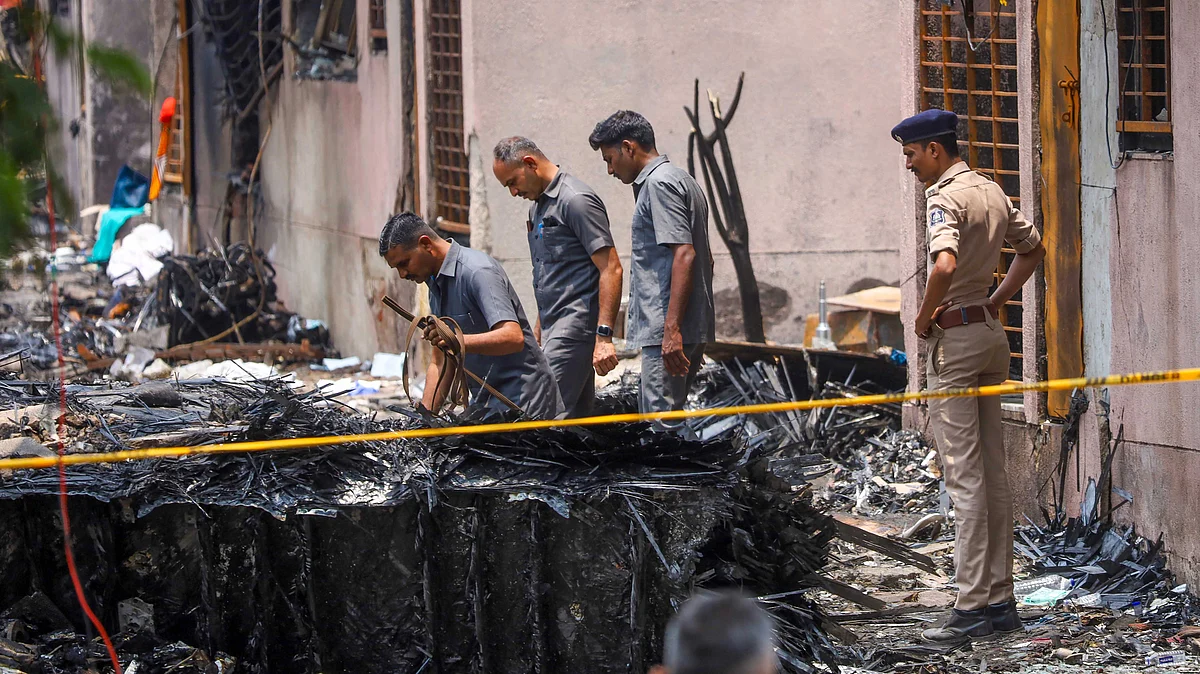 <div class="paragraphs"><p>احمد آباد طیارہ حادثہ کا معائنہ کرتی تحقیقاتی ٹیم / آئی اے این ایس</p></div>