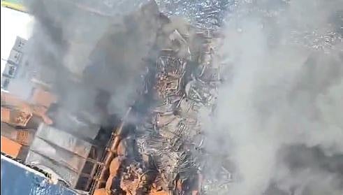 آگ کا گولہ بنے سنگاپوری جہاز کے لیے ہندوستانی بحریہ نے چلایا کامیاب آپریشن، عملہ کے 4 اہلکار اب بھی لاپتہ