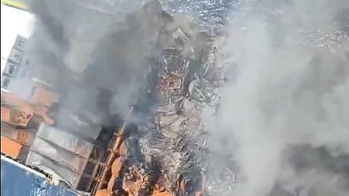 <div class="paragraphs"><p>سنگاپوری جہاز میں لگی آگ کا منظر، ویڈیو گریب</p></div>