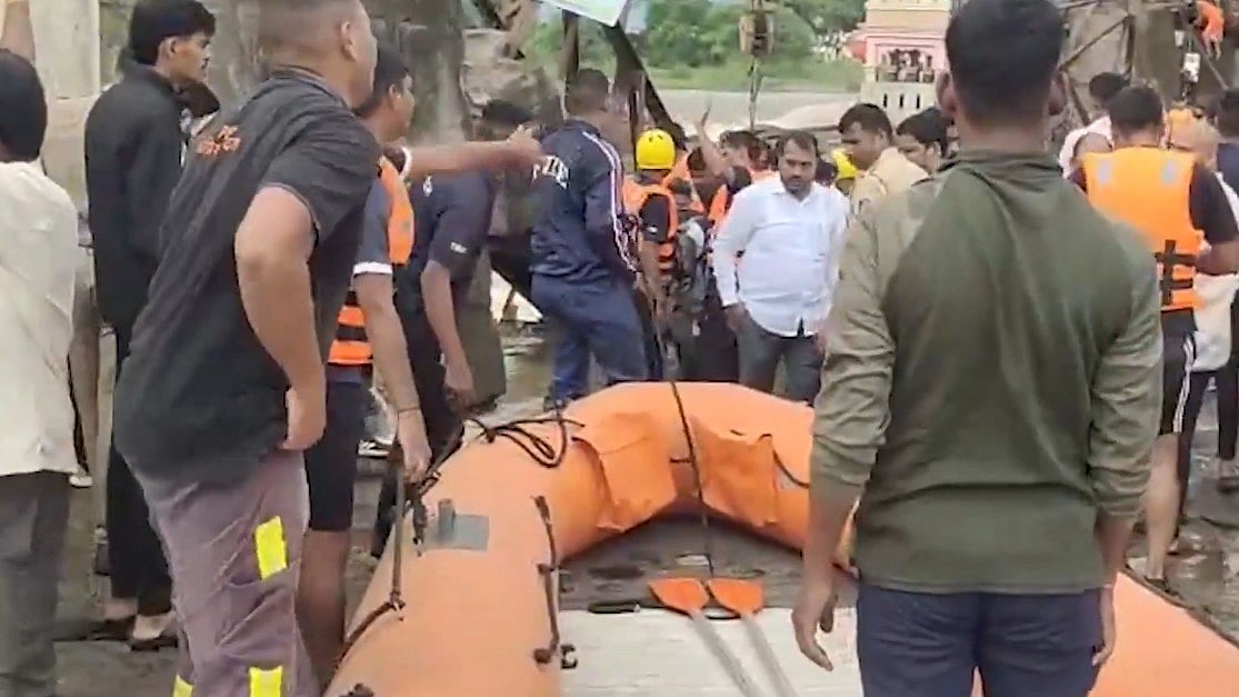 پونے میں پُل ٹوٹنے کا اندوہناک واقعہ، دو ہلاک، 25 لاپتہ، ریسکیو آپریشن جاری