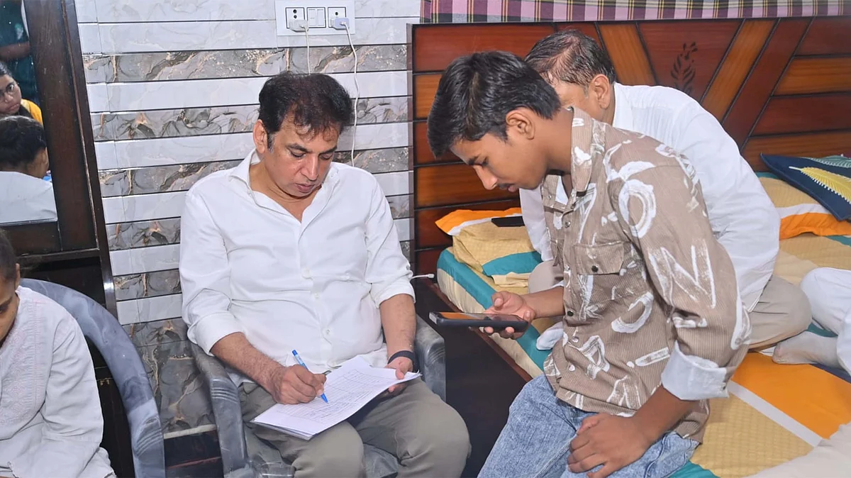 <div class="paragraphs"><p>نوجوانوں کا رجسٹریشن کرتے دیویندر یادو / تصویر ڈی پی سی سی</p></div>