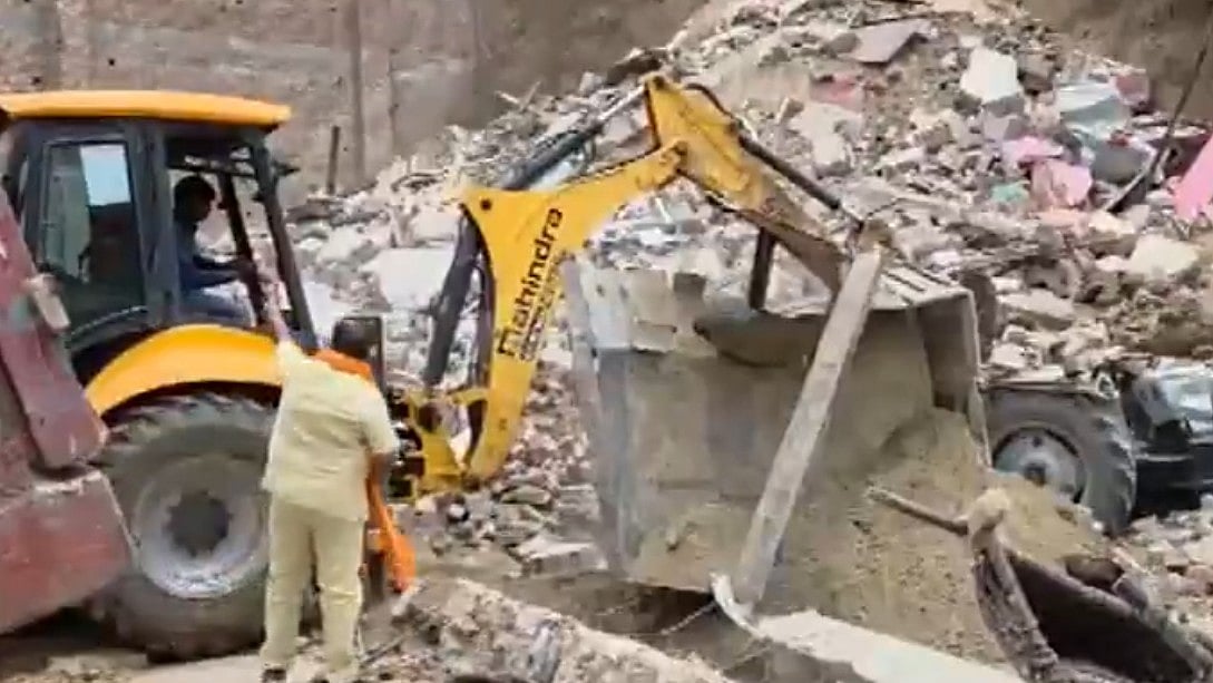 متھرا میں بڑا حادثہ، کھدائی کے دوران گرے 5 مکان، ملبے کے اندر متعدد افراد کے دبے ہونے کا خدشہ، ریسکیو آپریشن جاری