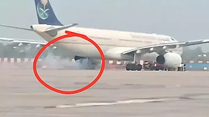 حجاج کرام سے بھرے طیارہ کی لینڈنگ کے وقت پہیہ سے نکلی چنگاری، فوری کارروائی سے بچی 250 جانیں