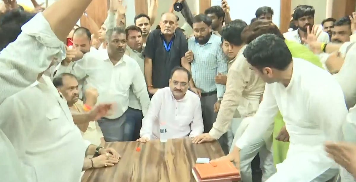 بنگلہ دیشی ہائی کمیشن جانے پر بضد دہلی بی جے پی صدر ویریندر سچدیوا کو تھانہ لے گئی پولیس