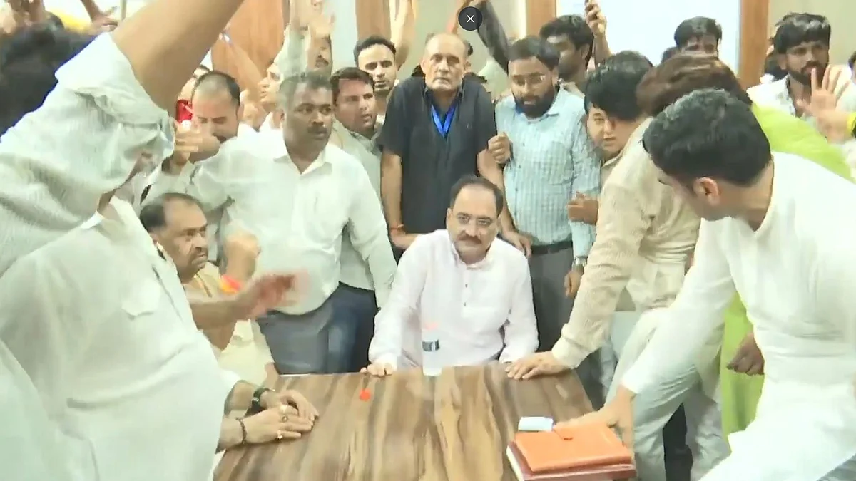 <div class="paragraphs"><p>چانکیہ پوری پولیس اسٹیشن میں دہلی بی جے پی صدر ویریندر سچدیوا</p></div>