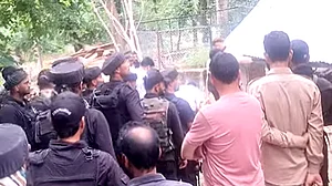 کشمیر کے ہندواڑہ میں مسجد کی تعمیر نو کے دوران دھماکہ، 3 افراد زخمی