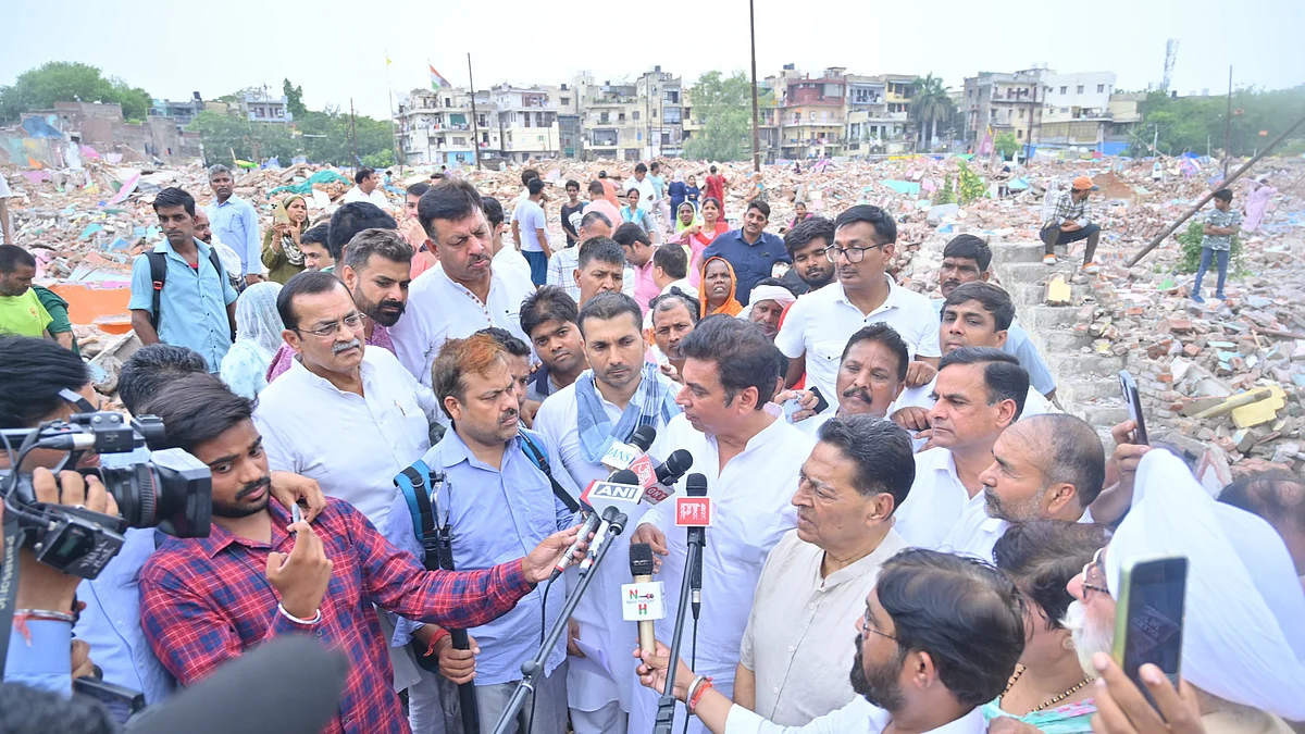 <div class="paragraphs"><p>نامہ نگاروں سے بات کرتے ہوئے دہلی کانگریس صدر دیویندر یادو</p></div>