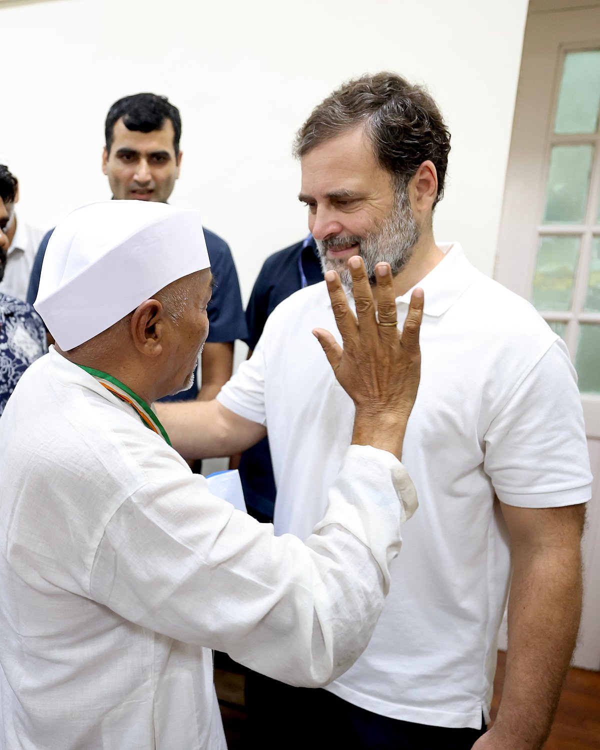 راہل گاندھی نے انتہائی سادگی سے منایا اپنا یومِ پیدائش، دور دراز سے مبارکباد دینے پہنچے کانگریس کارکنان سے کی ملاقات