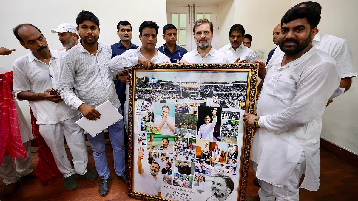 <div class="paragraphs"><p>اپنے یومِ پیدائش پر کانگریس کارکنان سے ملاقات کرتے ہوئے راہل گاندھی</p></div>