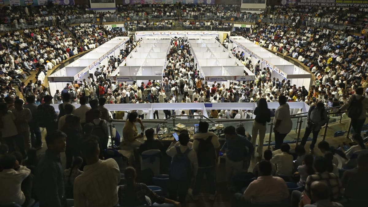 <div class="paragraphs"><p>روزگار میلہ میں جمع بے روزگار نوجوانوں کی بھیڑ، تصویر قومی آواز/ویپن</p></div>