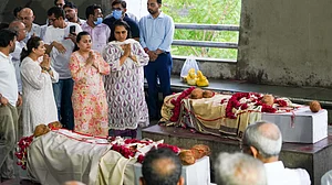 احمدآباد طیارہ حادثہ: ڈی این اے سے 220 افراد کی شناخت مکمل، 202 لاشیں لواحقین کے حوالے