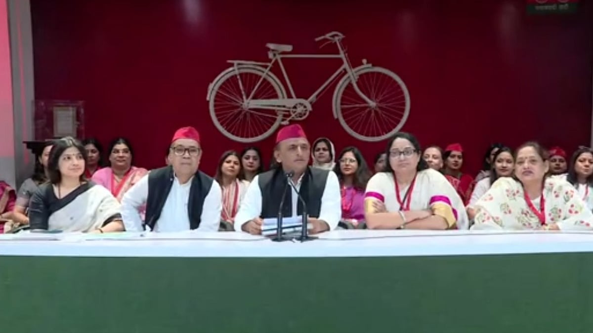 اکھلیش یادو کا اعلان، 2027 میں حکومت بنتے ہی غریب خواتین کو دیے جائیں گے ماہانہ 3000 روپے