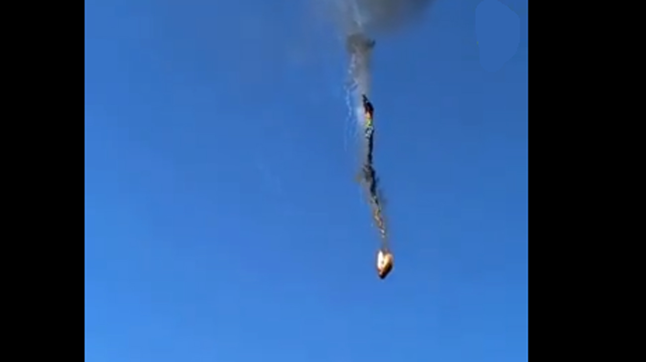 <div class="paragraphs"><p>آسمان میں گرم ہوا کے غبارے میں آگ لگنے کا منظر/ ویڈیو گریب ’ایکس‘ </p></div>