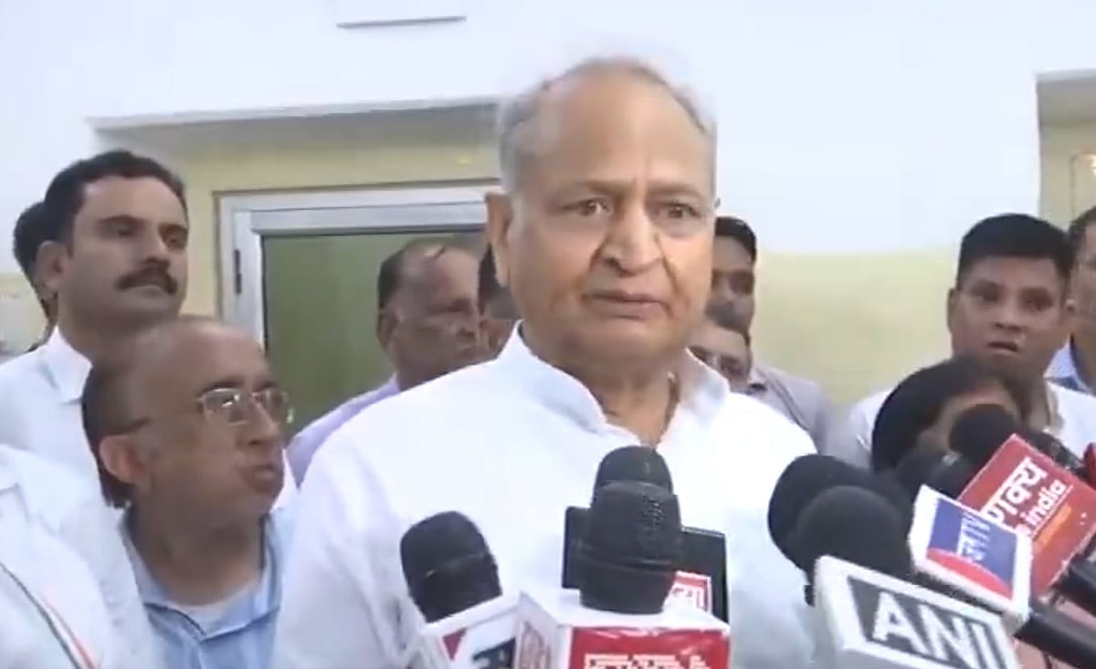 ایران-اسرائیل جنگ پر مرکزی حکومت کی خاموشی باعث تشویش: اشوک گہلوت