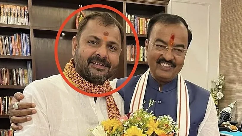 <div class="paragraphs"><p>کیشو پرساد موریہ کے ساتھ بی جے پی رکن اسمبلی پرکاش دویدی</p></div>