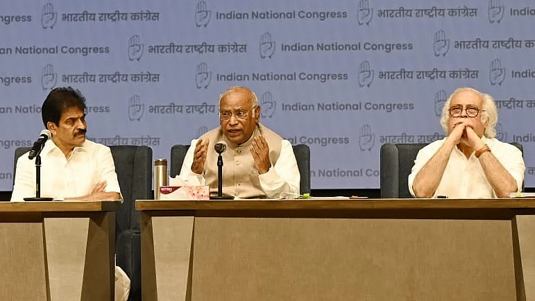 <div class="paragraphs"><p>پریس کانفرنس کرتے ہوئے کانگریس صدر ملکارجن کھڑگے (درمیان میں)، تصویر قومی آواز/ویپن</p></div>