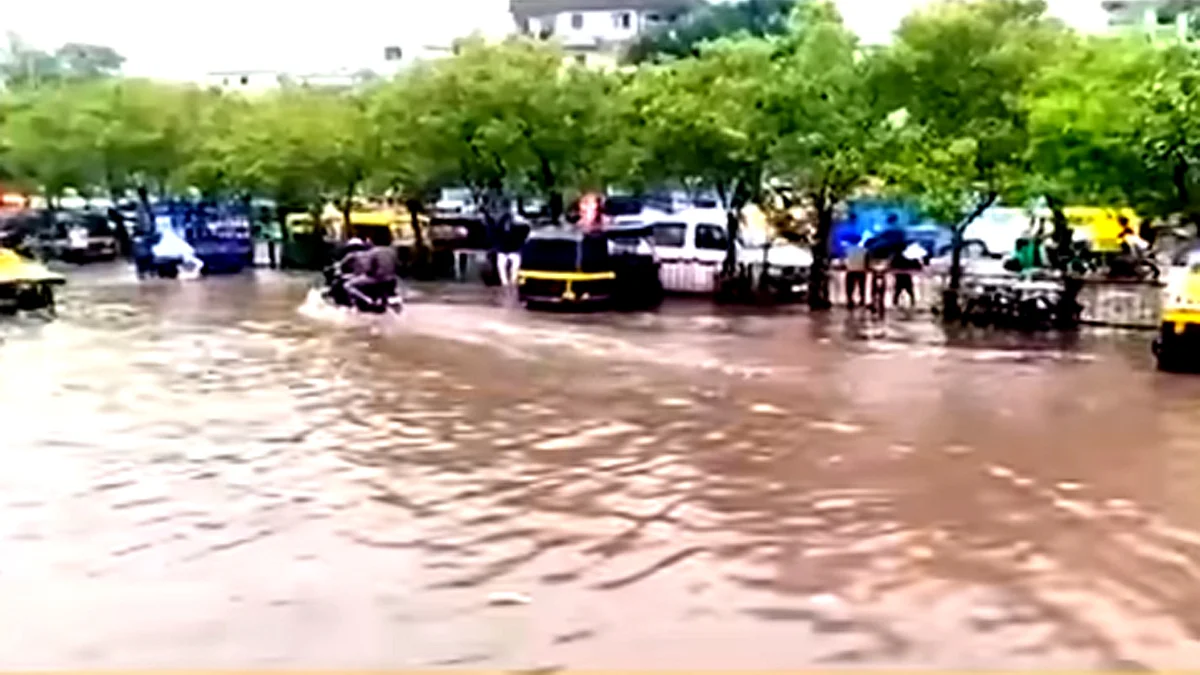 <div class="paragraphs"><p>گجرات کے سورت میں شدید بارش کے بعد سڑکوں پر آبی جماؤ۔ ویڈیو گریب/یوٹیوب</p></div>