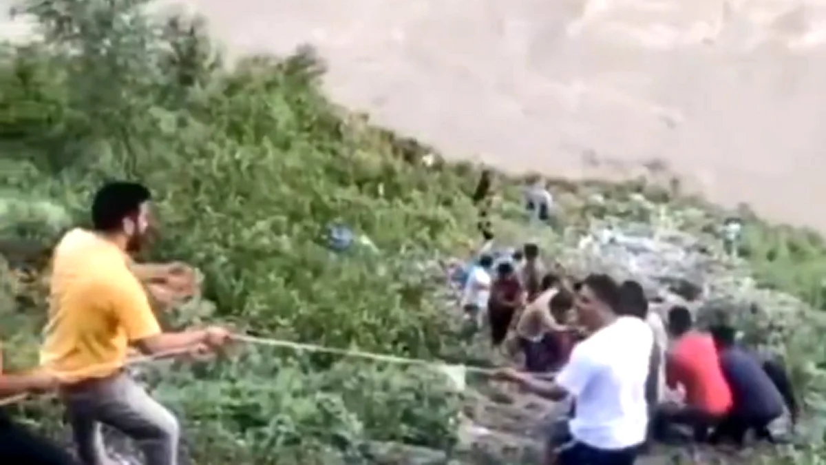 <div class="paragraphs"><p>لوگوں کو بچانے کی کوشش۔ ویڈیو گریب ’ایکس‘</p></div>