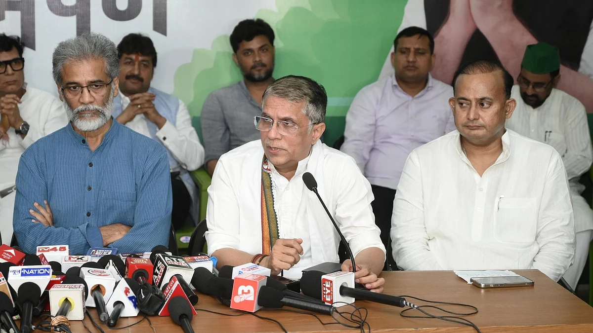 <div class="paragraphs"><p>پریس کانفرنس سے خطاب کرتے ہوئے کانگریس لیڈر پون کھیڑا (درمیان میں)، تصویر <a href="https://x.com/INCBihar">@INCBihar</a></p></div>