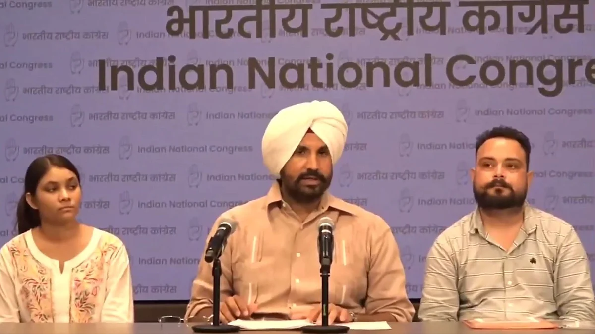 <div class="paragraphs"><p>رکن پارلیمنٹ امرندر سنگھ راجہ وڈنگ (درمیان میں) پریس کانفرنس کرتے ہوئے</p></div>