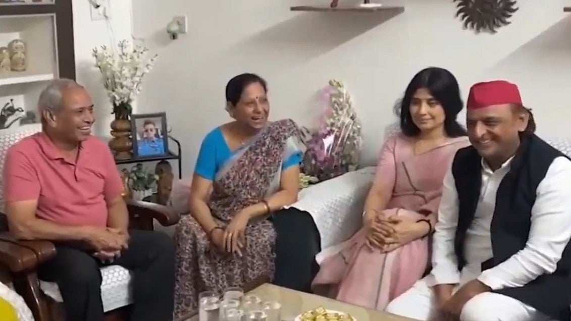 خلائی مسافر شبھانشو شکلا کے گھر پہنچے اکھلیش اور ڈمپل یادو، مشن کی کامیابی پر اہل خانہ کو دی مبارک باد