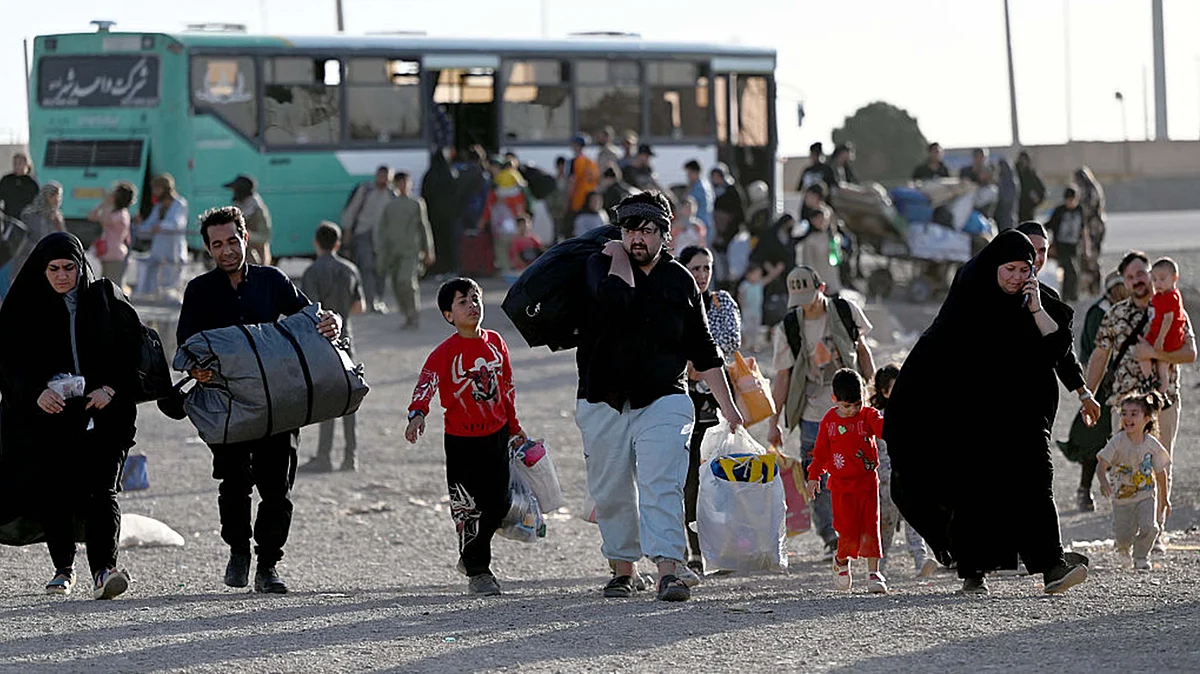 <div class="paragraphs"><p>ایران سے واپس لوٹتے افغان پناہ گزین / Getty Images</p></div>