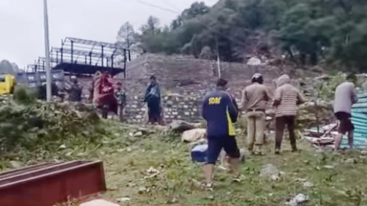 <div class="paragraphs"><p>اترکاشی میں بادل پھٹنے کے بعد تباہی کا منظر۔ ویڈیو گریب/یوٹیوب</p></div>