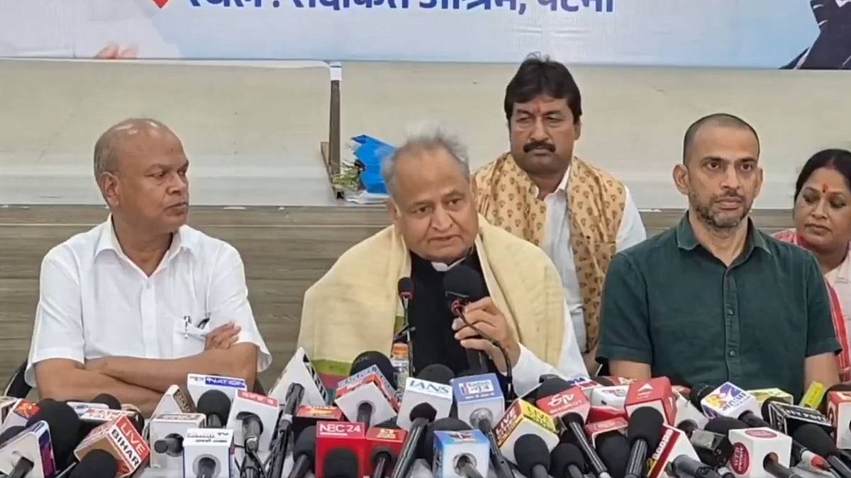 <div class="paragraphs"><p>پٹنہ میں پریس کانفرنس کرتے ہوئے اشوک گہلوت (درمیان میں)، ویڈیو گریب</p></div>