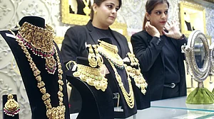 سونا 97 ہزار سے متجاوز، چاندی 1.07 لاکھ روپے فی کلو کے قریب