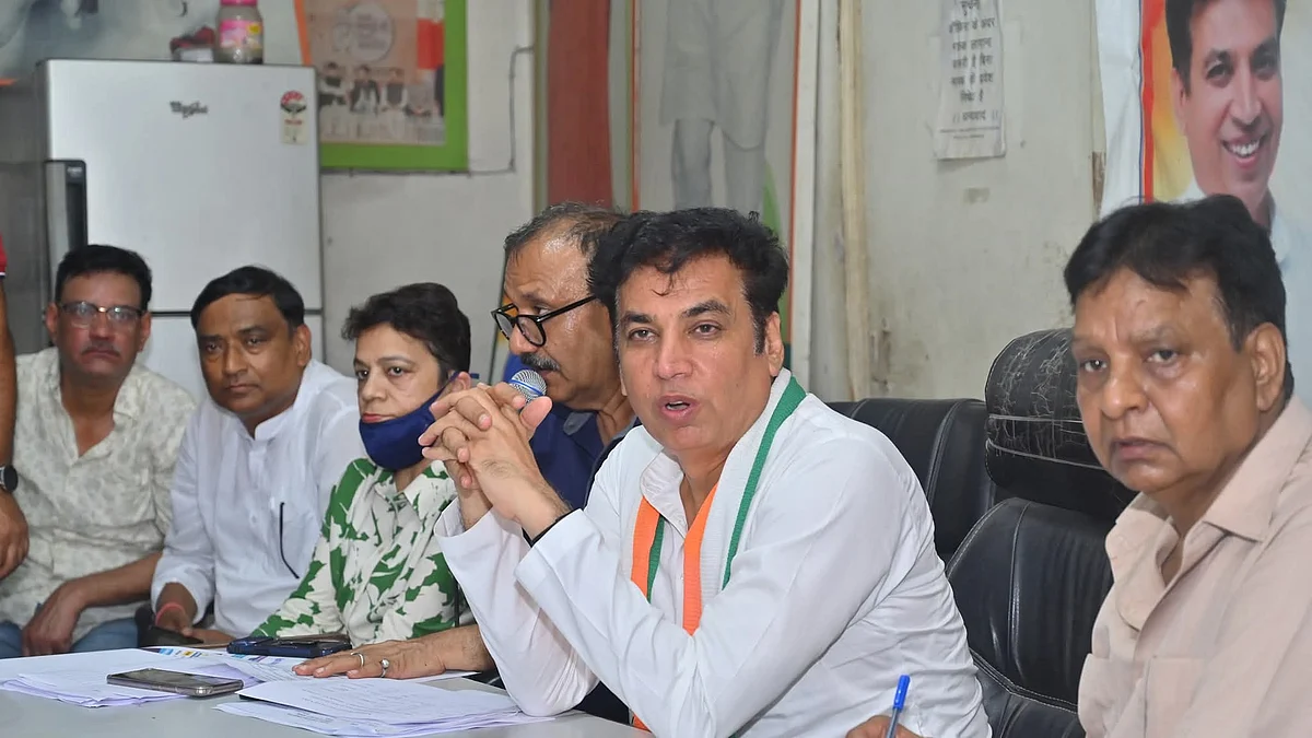 <div class="paragraphs"><p>دہلی کانگریس کے لیڈران کے ساتھ دیویندر یادو</p></div>