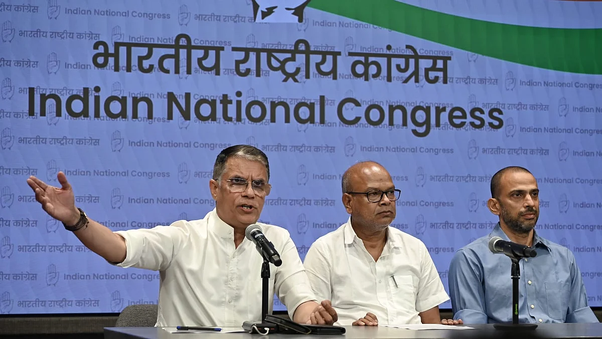 <div class="paragraphs"><p>پریس کانفرنس سے خطاب کرتے ہوئے پون کھیڑا (بائیں)، تصویر ویپن/قومی آواز</p></div>