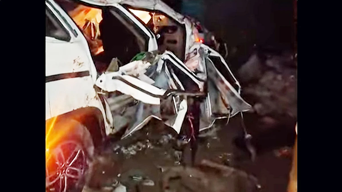 <div class="paragraphs"><p>حادثے کے بعد بولیرو گاڑی کی حالت۔ ویڈیو گریب/ یو ٹیوب</p></div>