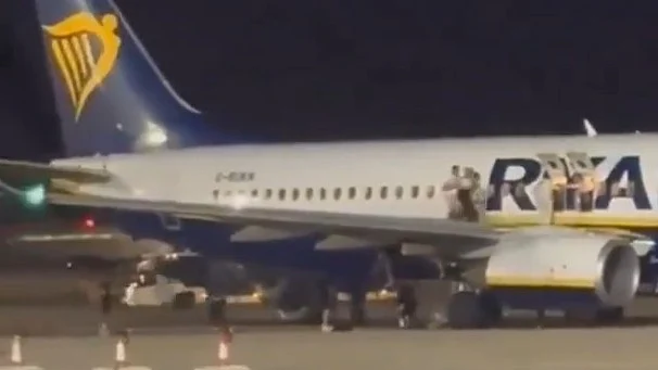 <div class="paragraphs"><p>اسپین میں ریان ایئر کے طیارہ میں لگی آگ، ویڈیو گریب</p></div>