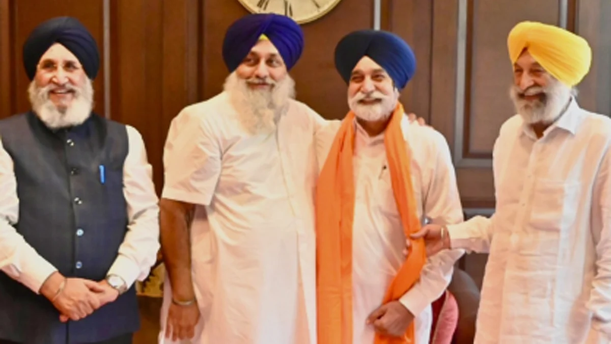 <div class="paragraphs"><p>سکھویر سنگھ بادل کےساتھ سکندر ملوکا (فائل)، تصویر ’انسٹا گرام‘</p></div>