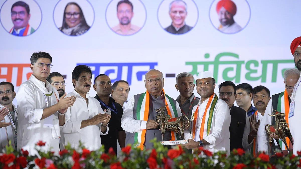 <div class="paragraphs"><p>چھتیس گڑھ کے رائے پور میں منعقد ریلی کے دوران کانگریس صدر کھڑگے و دیگر لیڈران، تصویر <a href="https://x.com/kharge">@kharge</a></p></div>