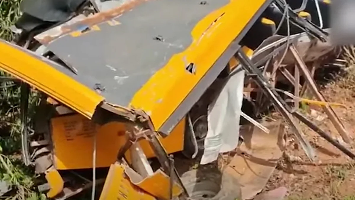 <div class="paragraphs"><p>حادثے کی شکار اسکول گاڑی۔ ویڈیو گریب</p></div>