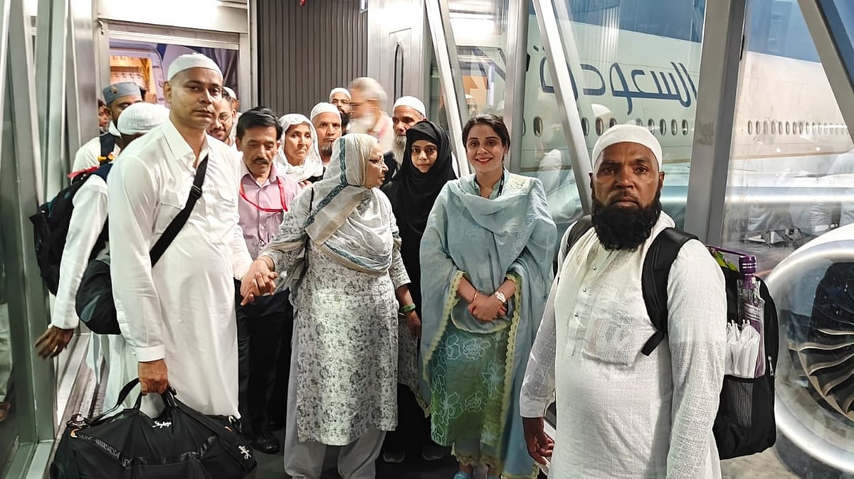 <div class="paragraphs"><p>وطن واپسی پر حجاج کرام کا استقبال کرتی ہوئیں دہلی اسٹیٹ حج کمیٹی کی چیئرپرسن کوثر جہاں</p></div>