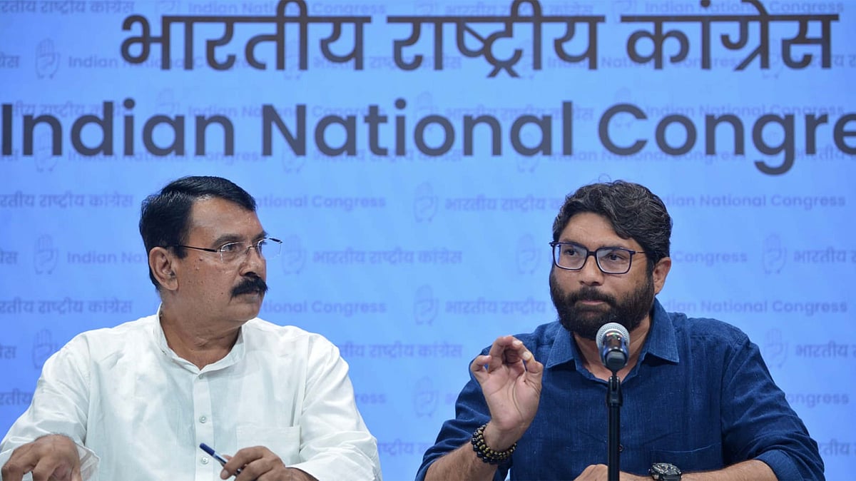 <div class="paragraphs"><p>جگنیش میوانی اور لال جی دیسائی / تصویر قومی آواز / وپن</p></div>