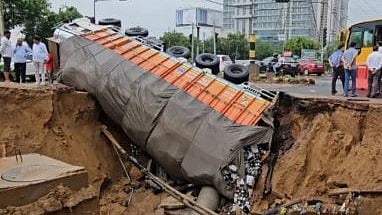 بارش کے بعد حادثات: گروگرام میں سڑک دھنسنے سے پلٹا ٹرک، فریدآباد میں مزدوروں پر گری پٹرول پمپ کی دیوار، 2 کی موت 4 زخمی