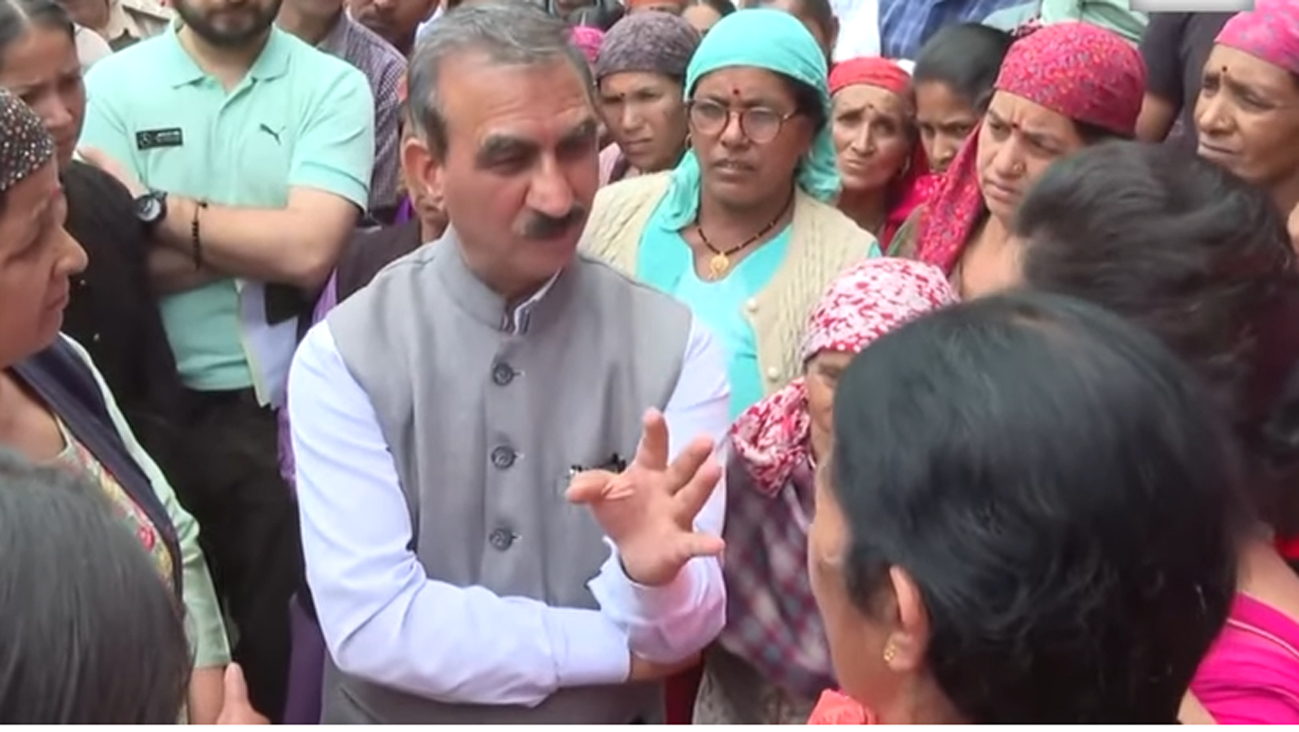 <div class="paragraphs"><p>وزیر اعلیٰ سکھو آفت متاثرہ لوگوں سے بات چیت کرتے ہوئے۔ ویڈیو گریب/یو ٹیوب</p></div>