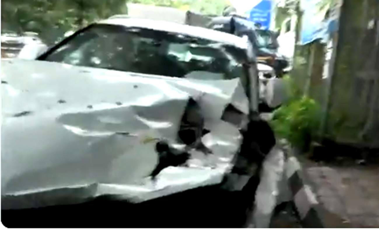 <div class="paragraphs"><p>حادثے کے بعد آڈی کار کی حالت۔ تصویر ’ایکس‘</p></div>