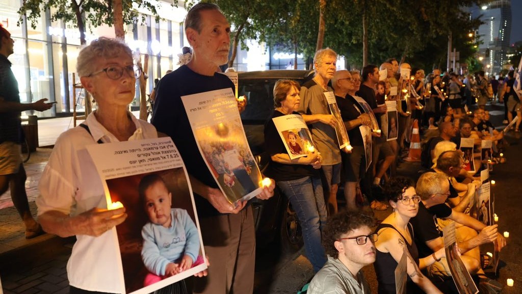 <div class="paragraphs"><p>غزہ میں مارے جانے والے بچوں کے لیے تل ابیب میں مظاہرہ، تصویر بشکریہ @JbareenYanal</p></div>