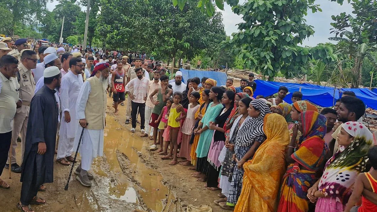 <div class="paragraphs"><p>جمعیۃ علماء ہند کا وفد آسام کا دورہ کرتے ہوئے</p></div>