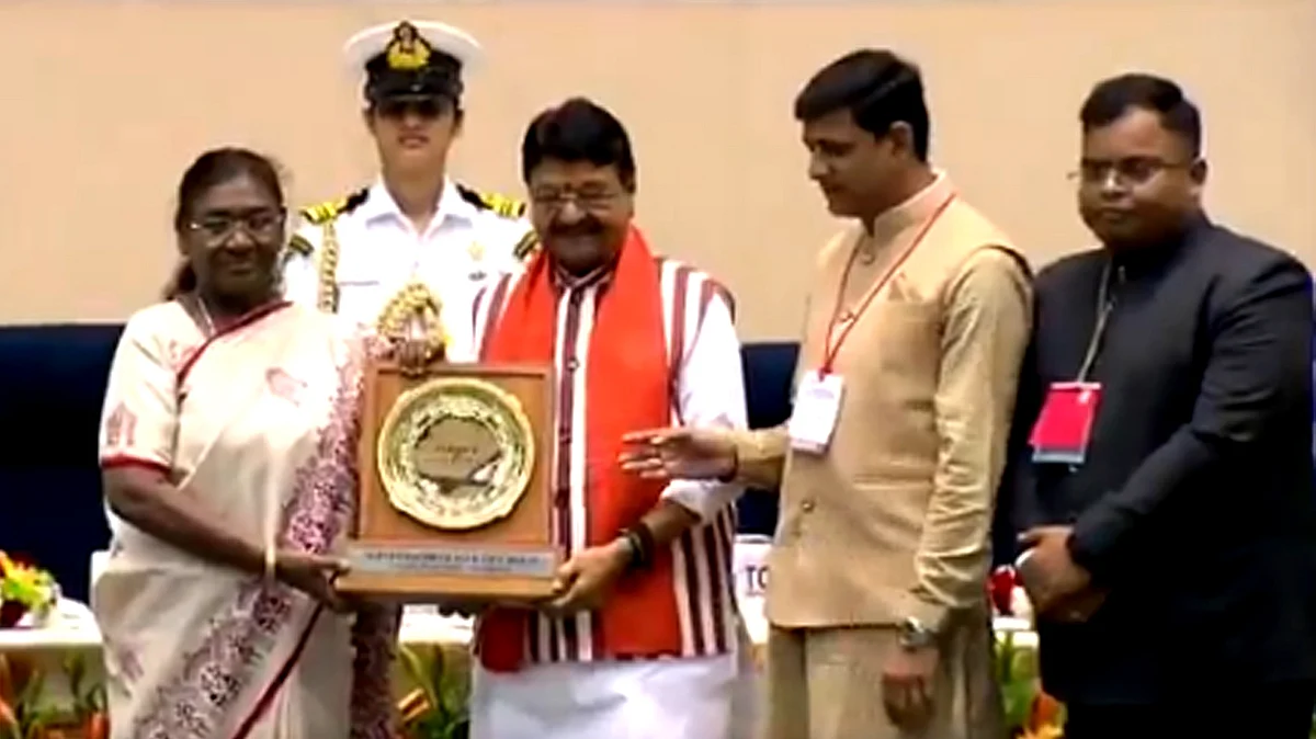 <div class="paragraphs"><p>اندور شہر کے لیے صدرجمہوریہ سے ایوارڈ حاصل کرتے کیلاش وجے ورگیہ۔ ویڈیو گریب</p></div>