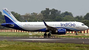 دہلی سے گوا جا رہے انڈیگو طیارے کا ایک انجن ہوا خراب، ممبئی میں ہنگامی حالت میں لینڈ کرانا پڑا