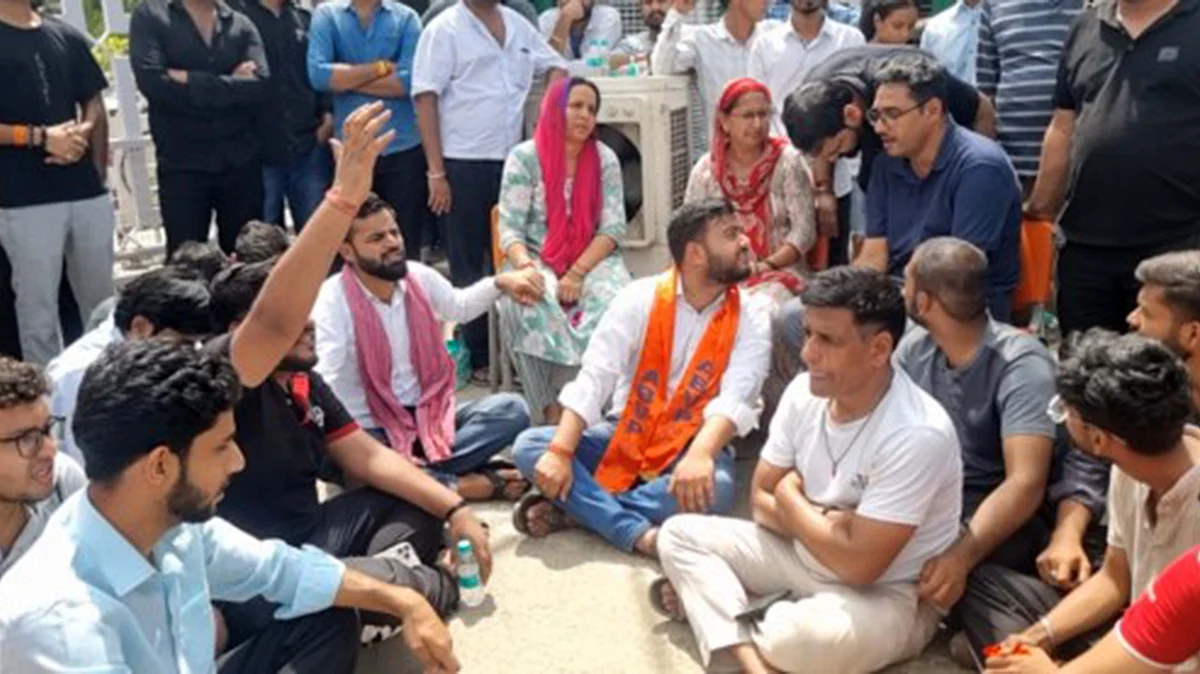 <div class="paragraphs"><p>شاردا یونیورسٹی میں طالبہ کی خودکشی کے خلاف احتجاج کرتے اہل خانہ / آئی اے این ایس</p></div>